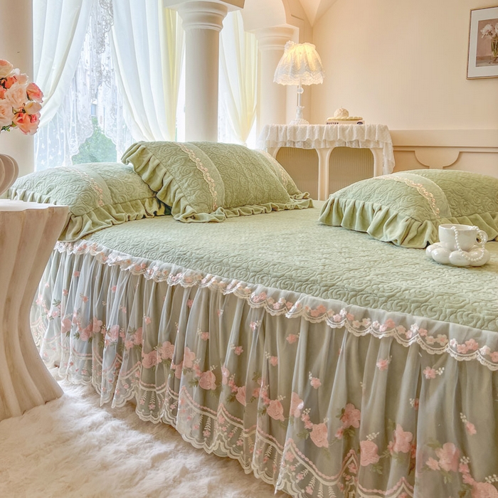 91家纺网 家纺一手货源 找家纺 瑞宝 2025新款雕花牛奶绒夹棉床裙三件套-花有约 花有约-青柠绿