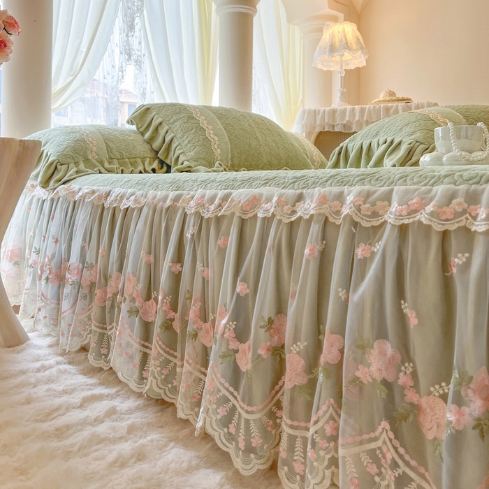 91家纺网 家纺一手货源 找家纺 瑞宝 2025新款雕花牛奶绒夹棉床裙三件套-花有约 花有约-青柠绿