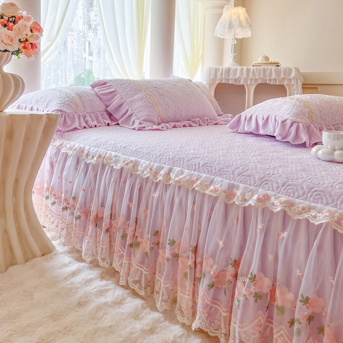 91家纺网 家纺一手货源 找家纺 瑞宝 2025新款雕花牛奶绒夹棉床裙三件套-花有约 花有约-梦幻紫