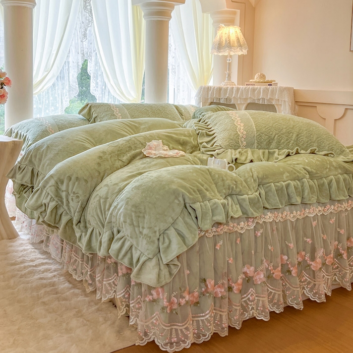 91家纺网 家纺一手货源 找家纺 瑞宝 2025新款雕花牛奶绒夹棉床裙三件套-花有约 花有约-青柠绿