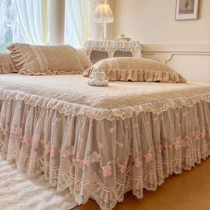 91家纺网 家纺一手货源 找家纺 瑞宝 2025新款雕花牛奶绒夹棉床裙三件套-花有约 花有约-卡其