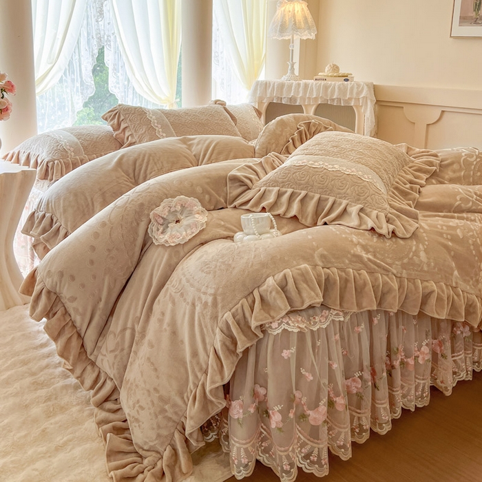 91家纺网 家纺一手货源 找家纺 瑞宝 2025新款雕花牛奶绒夹棉床裙三件套-花有约 花有约-卡其