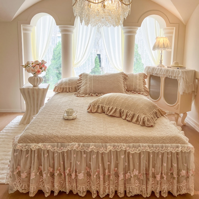 瑞宝 2025新款雕花牛奶绒夹棉床裙三件套-花有约 花有约-卡其