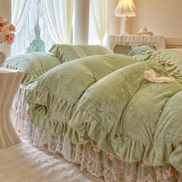 91家纺网 家纺一手货源 找家纺 瑞宝 2025新款雕花牛奶绒夹棉床裙三件套-花有约 花有约-青柠绿