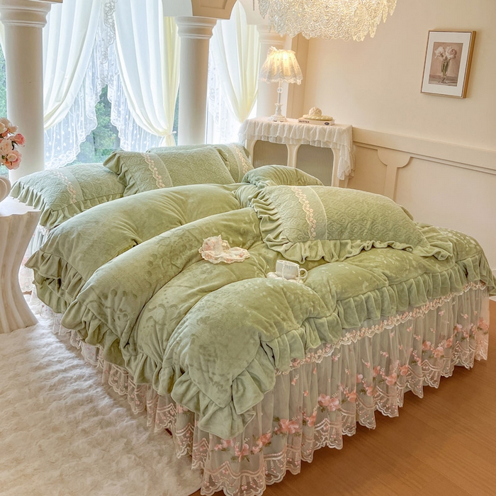 91家纺网 家纺一手货源 找家纺 瑞宝 2025新款雕花牛奶绒夹棉床裙三件套-花有约 花有约-青柠绿