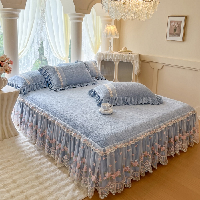 91家纺网 家纺一手货源 找家纺 瑞宝 2025新款雕花牛奶绒夹棉床裙三件套-花有约 花有约-蔚蓝