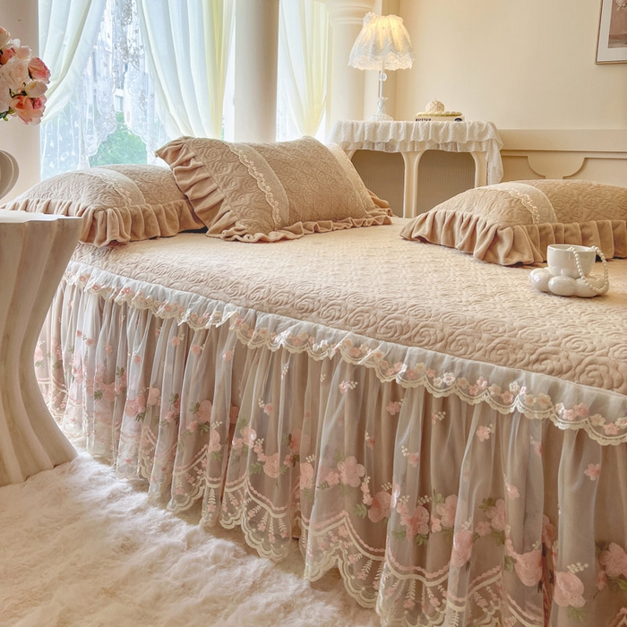 91家纺网 家纺一手货源 找家纺 瑞宝 2025新款雕花牛奶绒夹棉床裙三件套-花有约 花有约-卡其