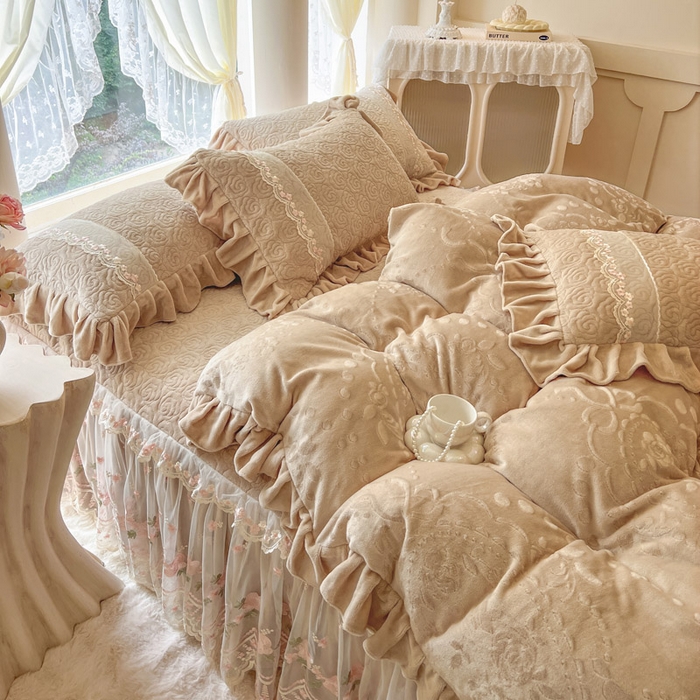 91家纺网 家纺一手货源 找家纺 瑞宝 2025新款雕花牛奶绒夹棉床裙三件套-花有约 花有约-卡其