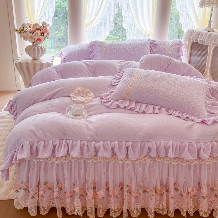 91家纺网 家纺一手货源 找家纺 瑞宝 2025新款雕花牛奶绒夹棉床裙三件套-花有约 花有约-梦幻紫