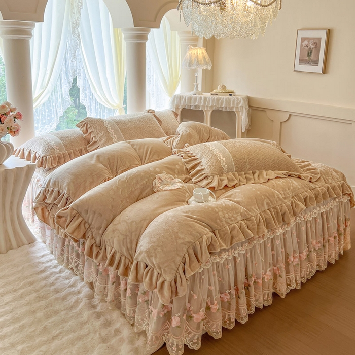 91家纺网 家纺一手货源 找家纺 瑞宝 2025新款雕花牛奶绒夹棉床裙三件套-花有约 花有约-卡其