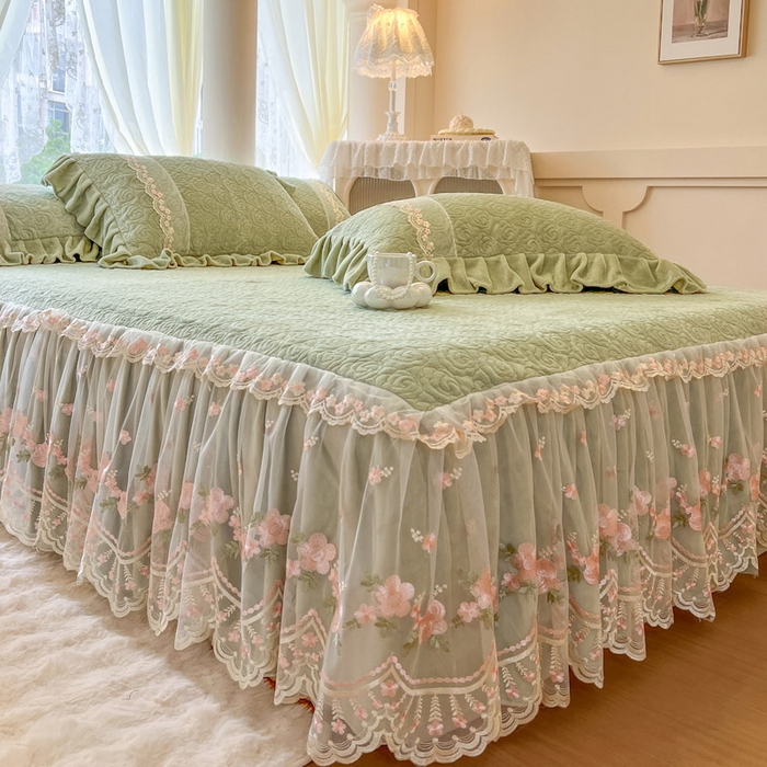 91家纺网 家纺一手货源 找家纺 瑞宝 2025新款雕花牛奶绒夹棉床裙三件套-花有约 花有约-青柠绿