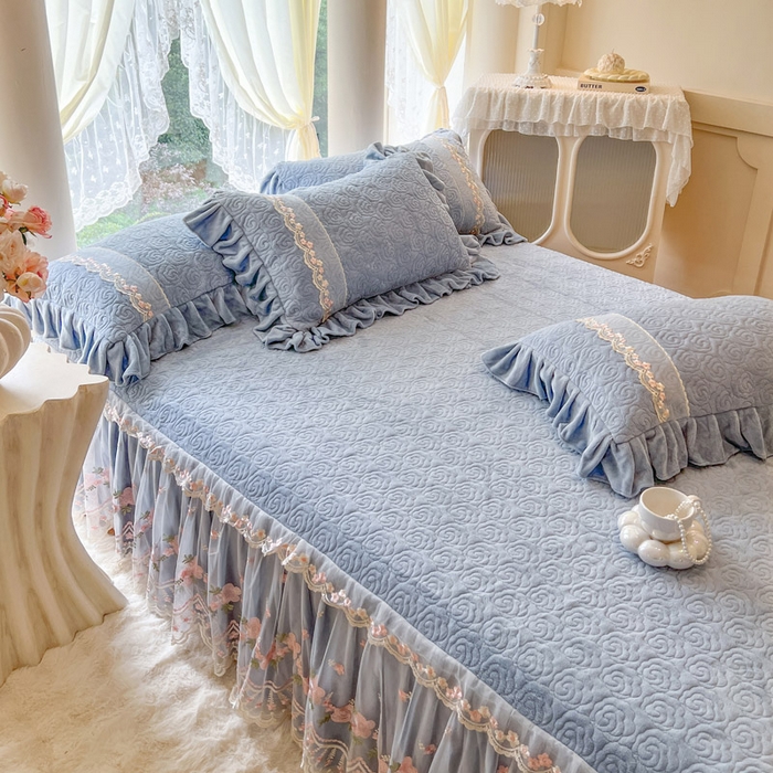 91家纺网 家纺一手货源 找家纺 瑞宝 2025新款雕花牛奶绒夹棉床裙三件套-花有约 花有约-蔚蓝