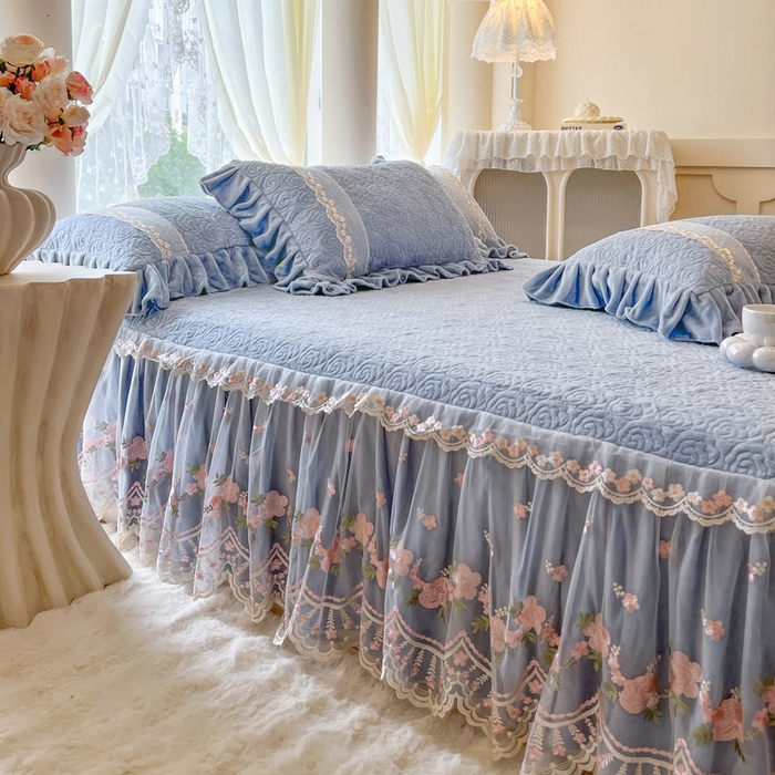91家纺网 家纺一手货源 找家纺 瑞宝 2025新款雕花牛奶绒夹棉床裙三件套-花有约 花有约-蔚蓝