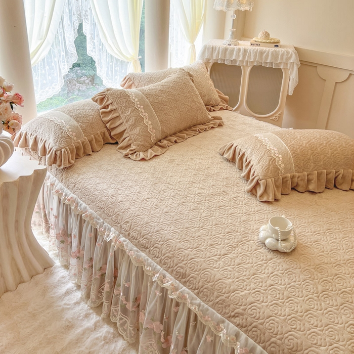 91家纺网 家纺一手货源 找家纺 瑞宝 2025新款雕花牛奶绒夹棉床裙三件套-花有约 花有约-卡其