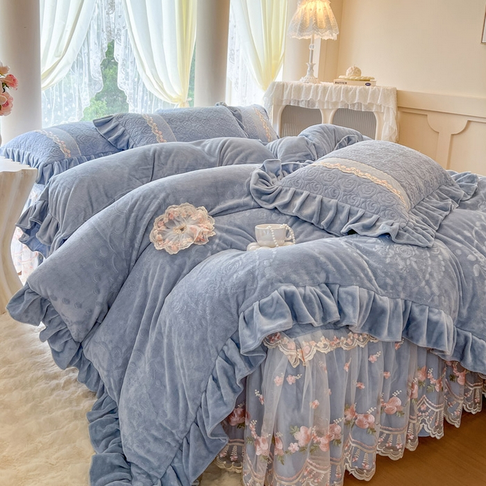 91家纺网 家纺一手货源 找家纺 瑞宝 2025新款雕花牛奶绒夹棉床裙三件套-花有约 花有约-蔚蓝