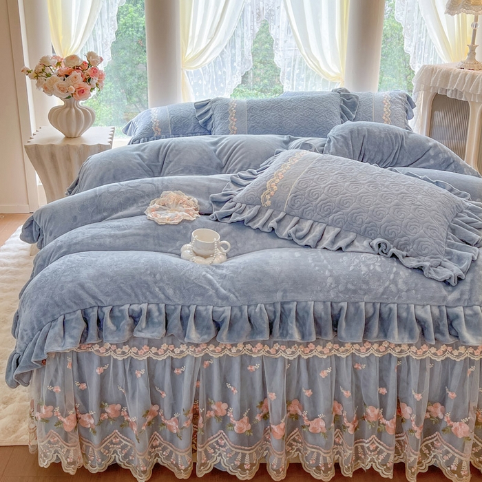 91家纺网 家纺一手货源 找家纺 瑞宝 2025新款雕花牛奶绒夹棉床裙三件套-花有约 花有约-蔚蓝