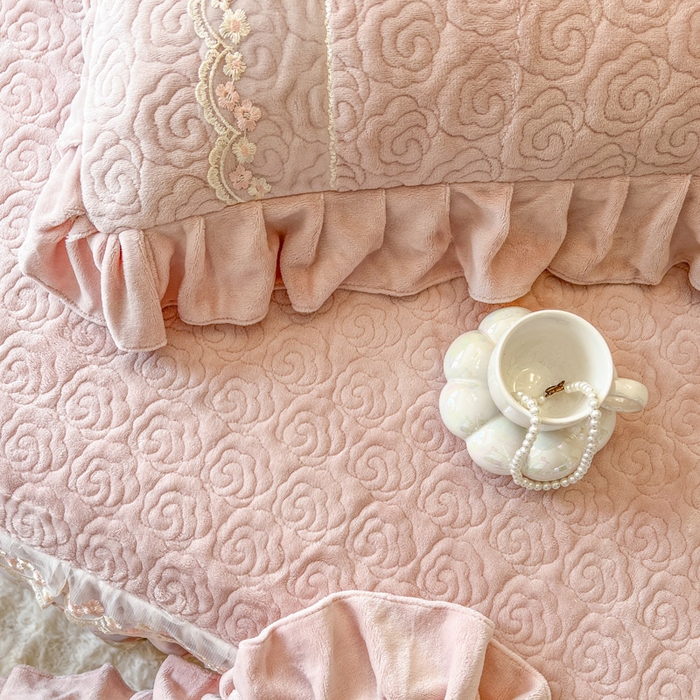 91家纺网 家纺一手货源 找家纺 瑞宝 2025新款雕花牛奶绒夹棉床裙三件套-花有约 花有约-粉玉