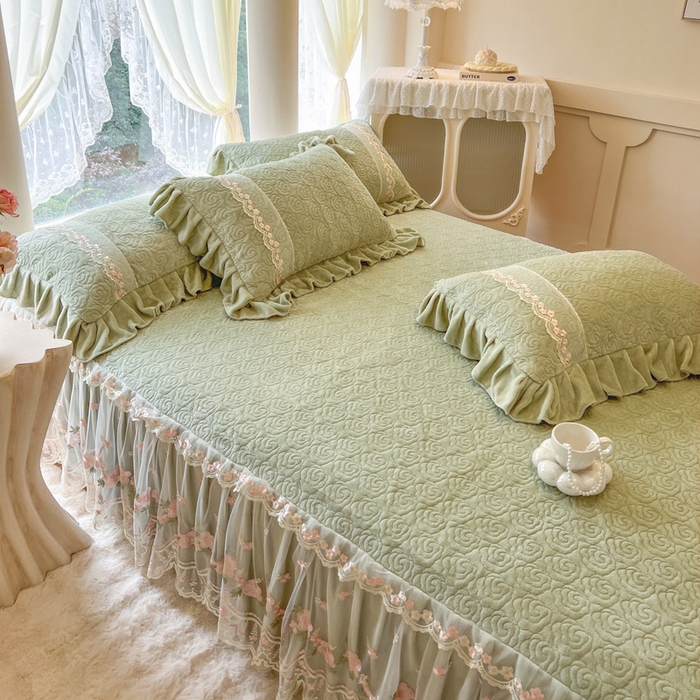 91家纺网 家纺一手货源 找家纺 瑞宝 2025新款雕花牛奶绒夹棉床裙三件套-花有约 花有约-青柠绿