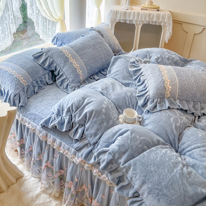 91家纺网 家纺一手货源 找家纺 瑞宝 2025新款雕花牛奶绒夹棉床裙三件套-花有约 花有约-蔚蓝