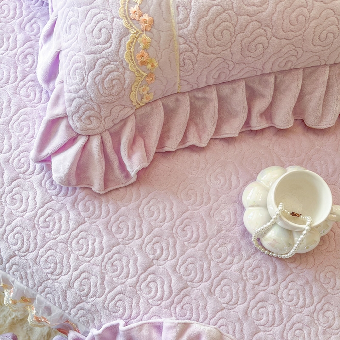 91家纺网 家纺一手货源 找家纺 瑞宝 2025新款雕花牛奶绒夹棉床裙三件套-花有约 花有约-梦幻紫