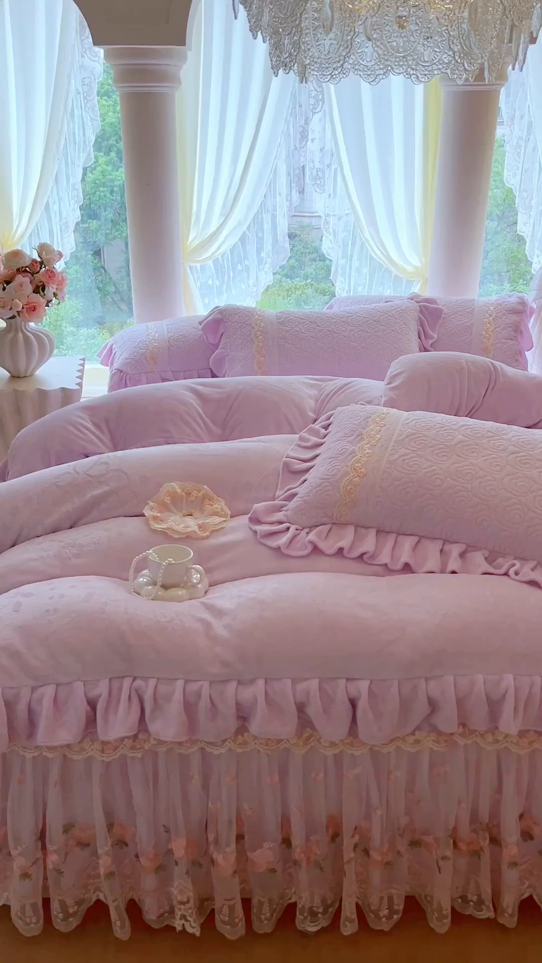 91家纺网 家纺一手货源 找家纺 瑞宝 2025新款雕花牛奶绒夹棉床裙三件套-花有约 花有约-梦幻紫