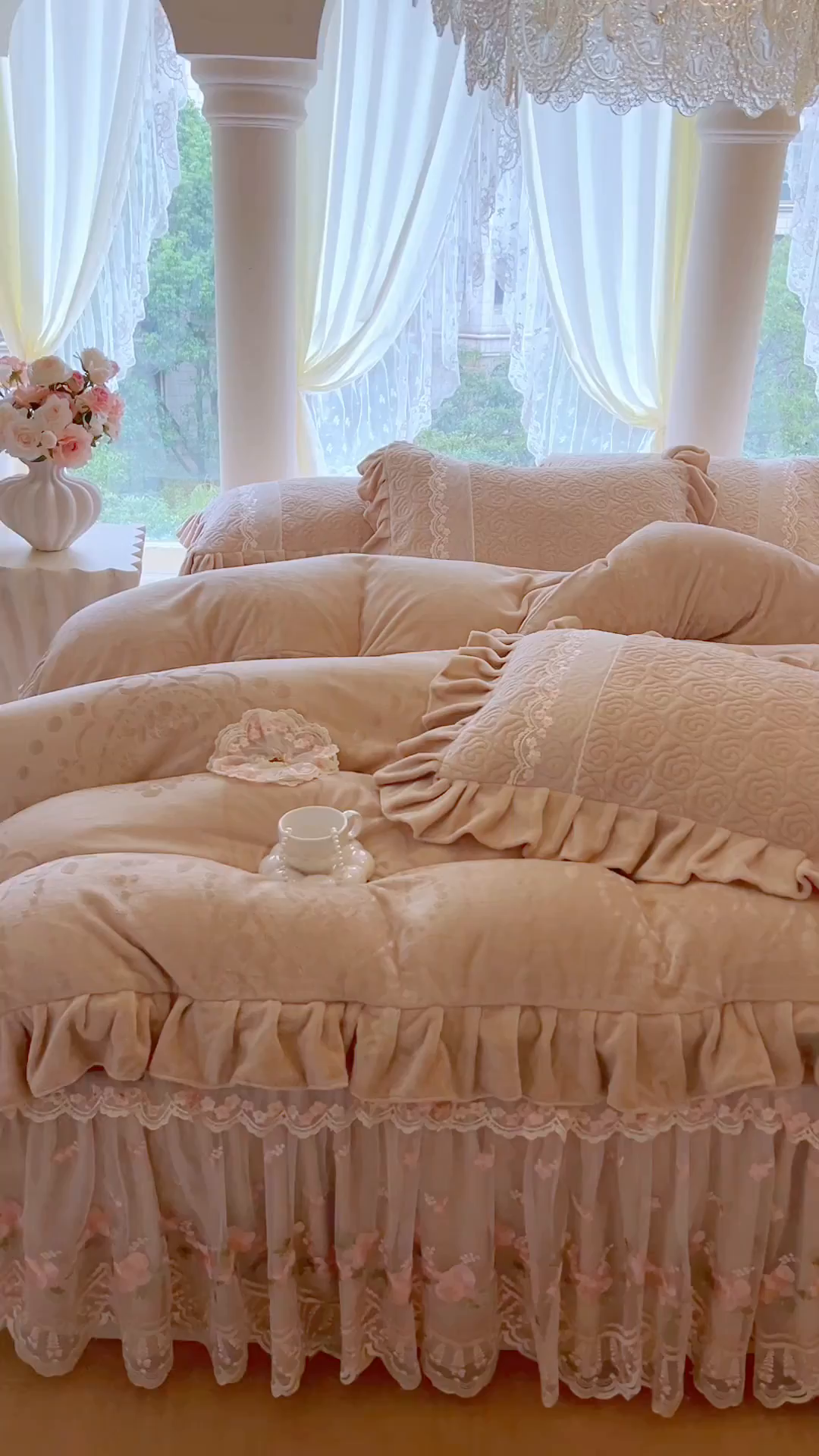 91家纺网 家纺一手货源 找家纺 瑞宝 2025新款雕花牛奶绒夹棉床裙三件套-花有约 花有约-卡其