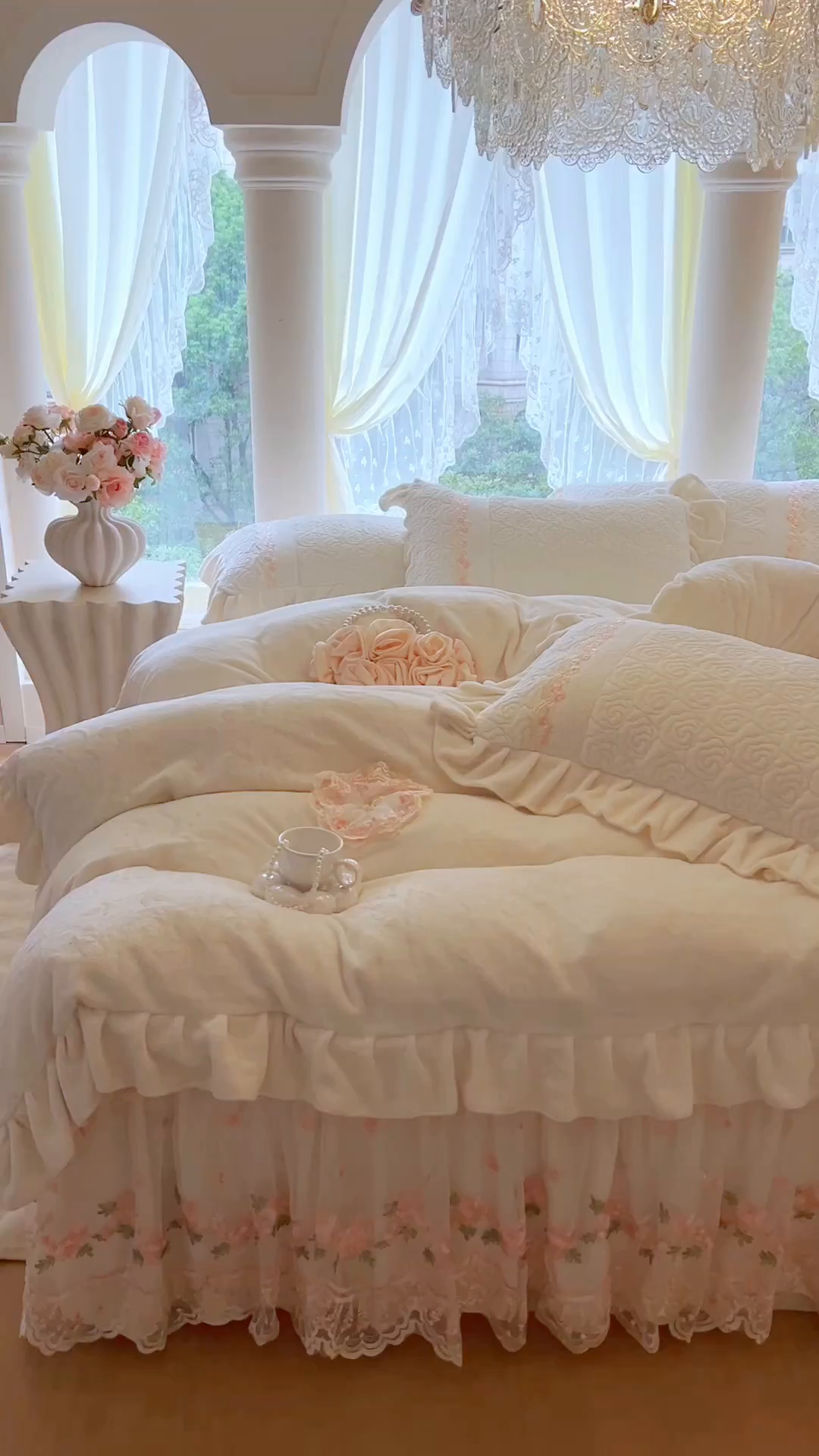 91家纺网 家纺一手货源 找家纺 瑞宝 2025新款雕花牛奶绒夹棉床裙三件套-花有约 花有约-奶油白