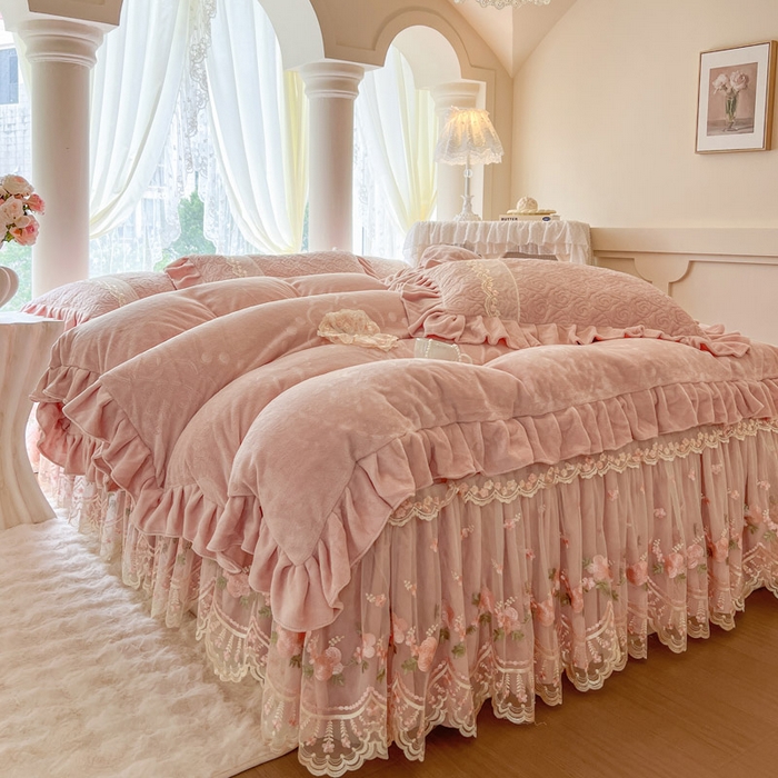 91家纺网 家纺一手货源 找家纺 （总）瑞宝 2025新款雕花牛奶绒夹棉床裙四件套-花有约