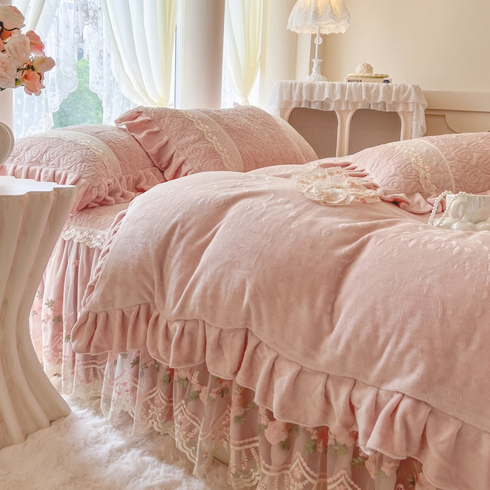 91家纺网 家纺一手货源 找家纺 （总）瑞宝 2025新款雕花牛奶绒夹棉床裙四件套-花有约