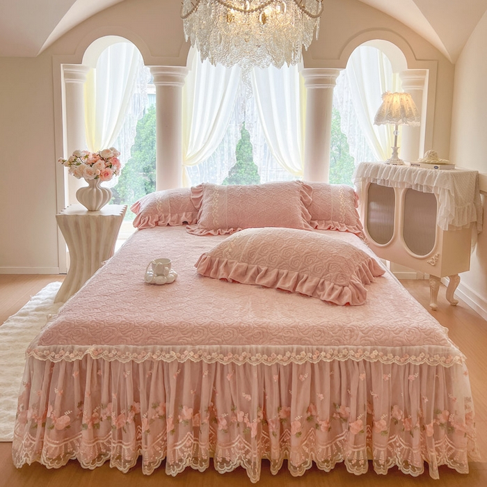 91家纺网 家纺一手货源 找家纺 （总）瑞宝 2025新款雕花牛奶绒夹棉床裙四件套-花有约