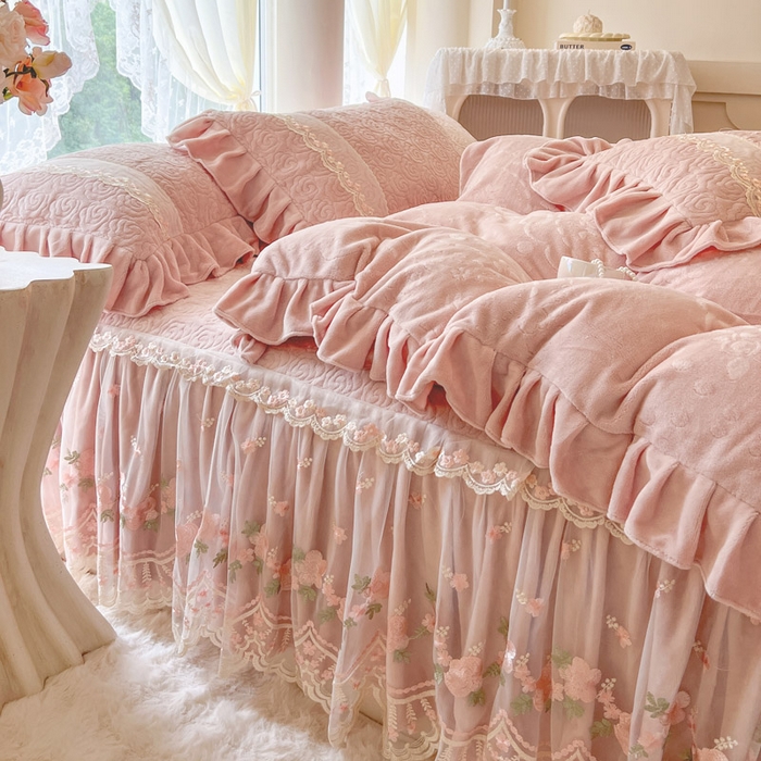 91家纺网 家纺一手货源 找家纺 （总）瑞宝 2025新款雕花牛奶绒夹棉床裙四件套-花有约