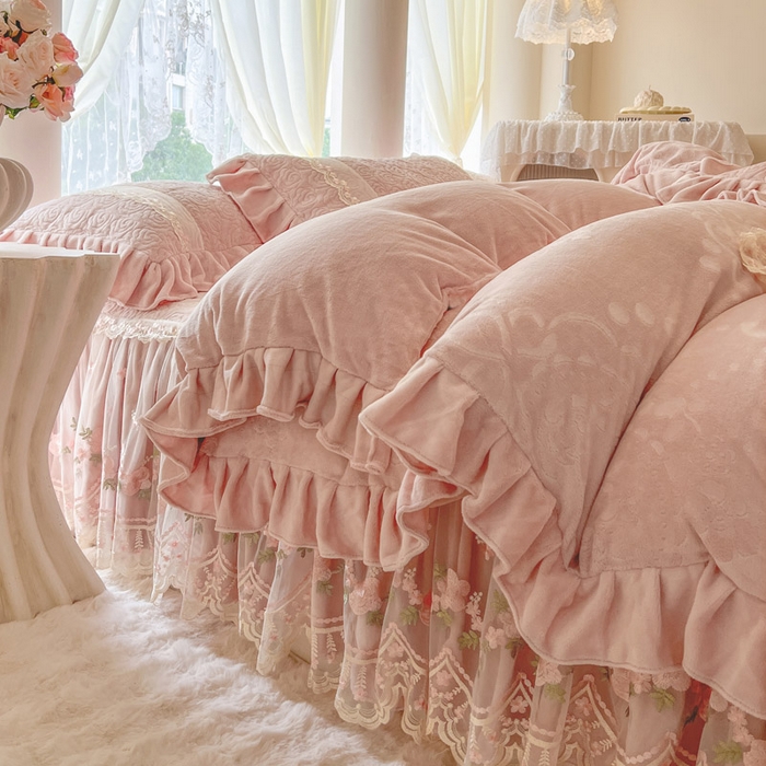 91家纺网 家纺一手货源 找家纺 瑞宝 2025新款雕花牛奶绒夹棉床裙四件套-花有约 花有约-粉玉