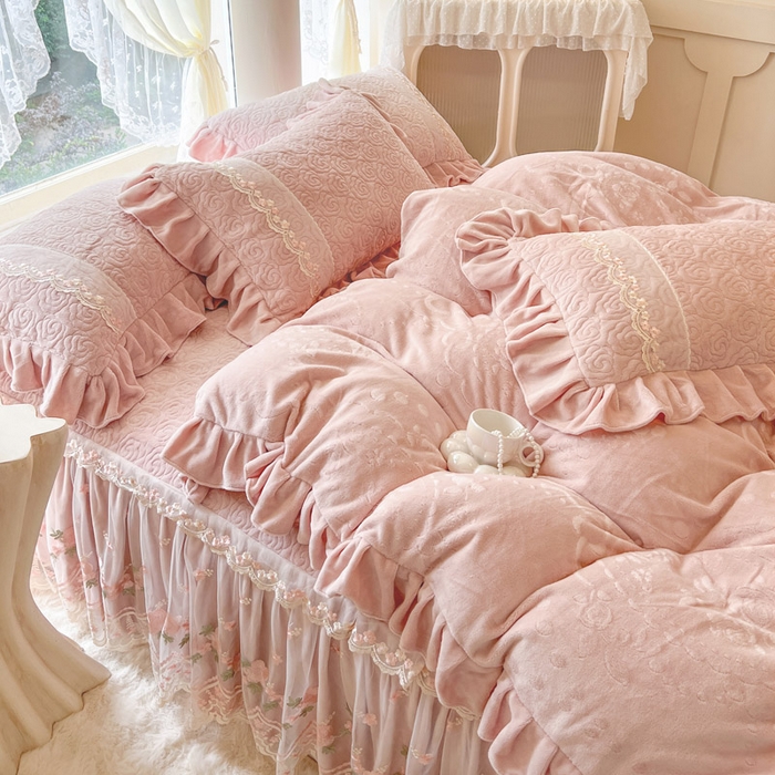 91家纺网 家纺一手货源 找家纺 瑞宝 2025新款雕花牛奶绒夹棉床裙四件套-花有约 花有约-粉玉