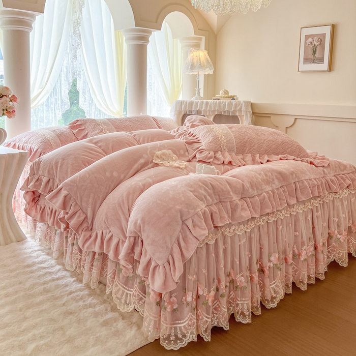 91家纺网 家纺一手货源 找家纺 瑞宝 2025新款雕花牛奶绒夹棉床裙四件套-花有约 花有约-粉玉