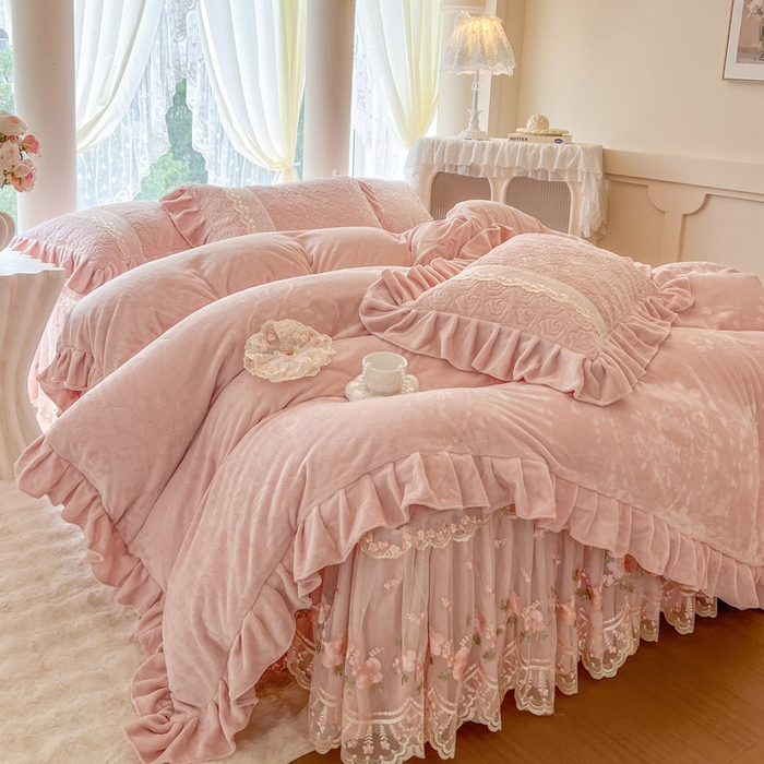 91家纺网 家纺一手货源 找家纺 瑞宝 2025新款雕花牛奶绒夹棉床裙四件套-花有约 花有约-粉玉