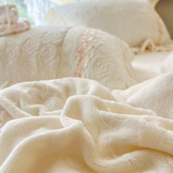 91家纺网 家纺一手货源 找家纺 瑞宝 2025新款雕花牛奶绒夹棉床裙四件套-花有约 花有约-奶油白