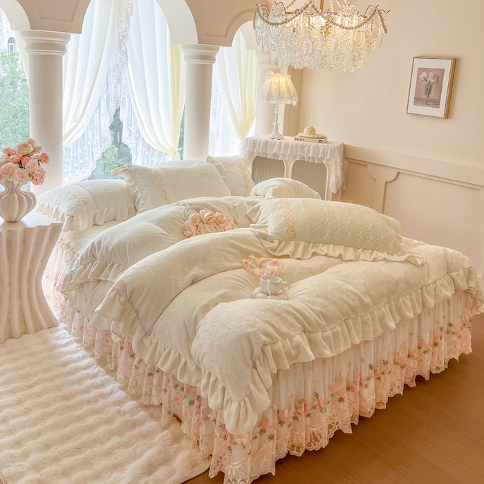 91家纺网 家纺一手货源 找家纺 瑞宝 2025新款雕花牛奶绒夹棉床裙四件套-花有约 花有约-奶油白