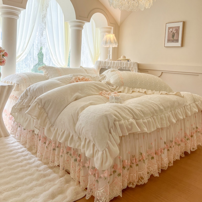 91家纺网 家纺一手货源 找家纺 瑞宝 2025新款雕花牛奶绒夹棉床裙四件套-花有约 花有约-奶油白