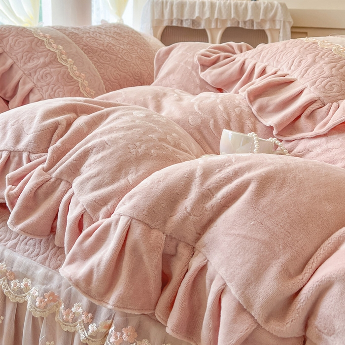 91家纺网 家纺一手货源 找家纺 瑞宝 2025新款雕花牛奶绒夹棉床裙四件套-花有约 花有约-粉玉