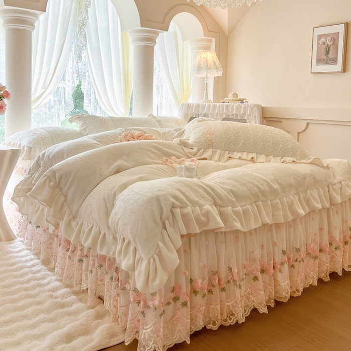 91家纺网 家纺一手货源 找家纺 瑞宝 2025新款雕花牛奶绒夹棉床裙四件套-花有约 花有约-奶油白