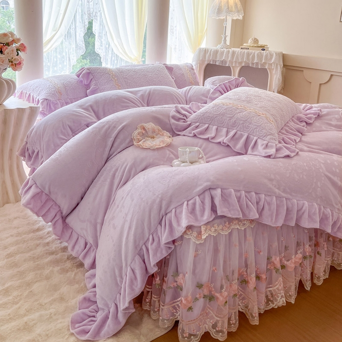 91家纺网 家纺一手货源 找家纺 瑞宝 2025新款雕花牛奶绒夹棉床裙四件套-花有约 花有约-梦幻紫