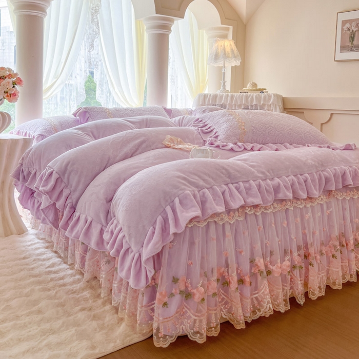 91家纺网 家纺一手货源 找家纺 瑞宝 2025新款雕花牛奶绒夹棉床裙四件套-花有约 花有约-梦幻紫