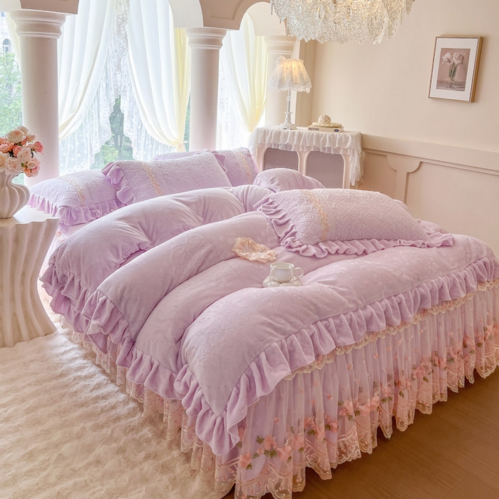 91家纺网 家纺一手货源 找家纺 瑞宝 2025新款雕花牛奶绒夹棉床裙四件套-花有约 花有约-梦幻紫