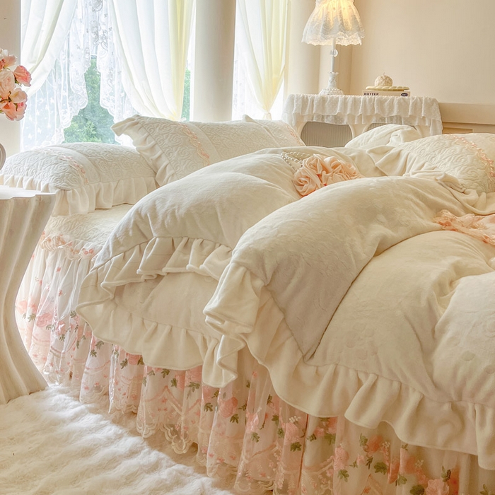 91家纺网 家纺一手货源 找家纺 瑞宝 2025新款雕花牛奶绒夹棉床裙四件套-花有约 花有约-奶油白