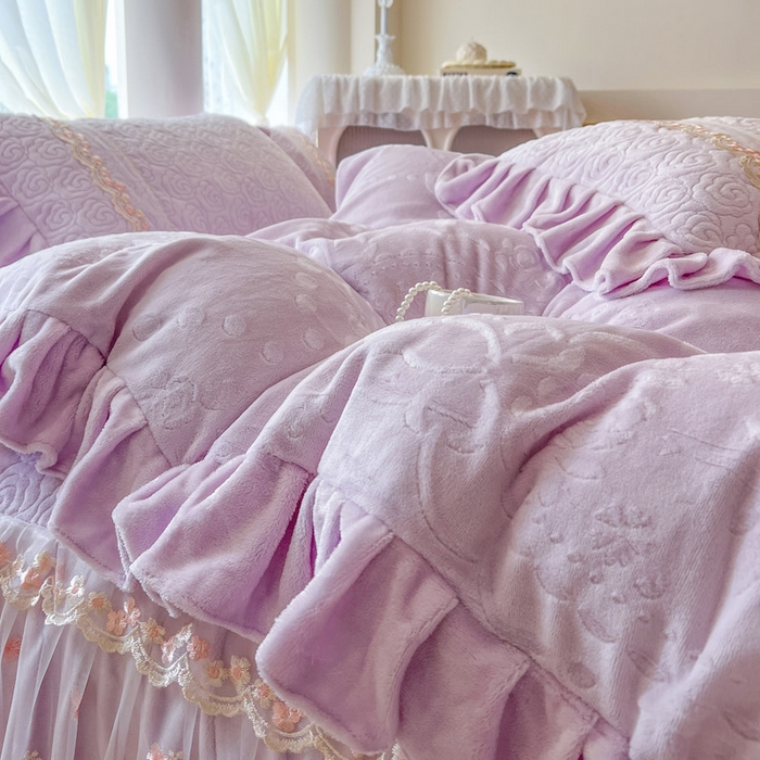 91家纺网 家纺一手货源 找家纺 瑞宝 2025新款雕花牛奶绒夹棉床裙四件套-花有约 花有约-梦幻紫