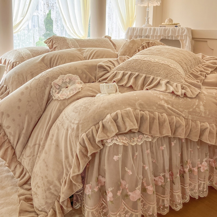 91家纺网 家纺一手货源 找家纺 瑞宝 2025新款雕花牛奶绒夹棉床裙四件套-花有约 花有约-卡其