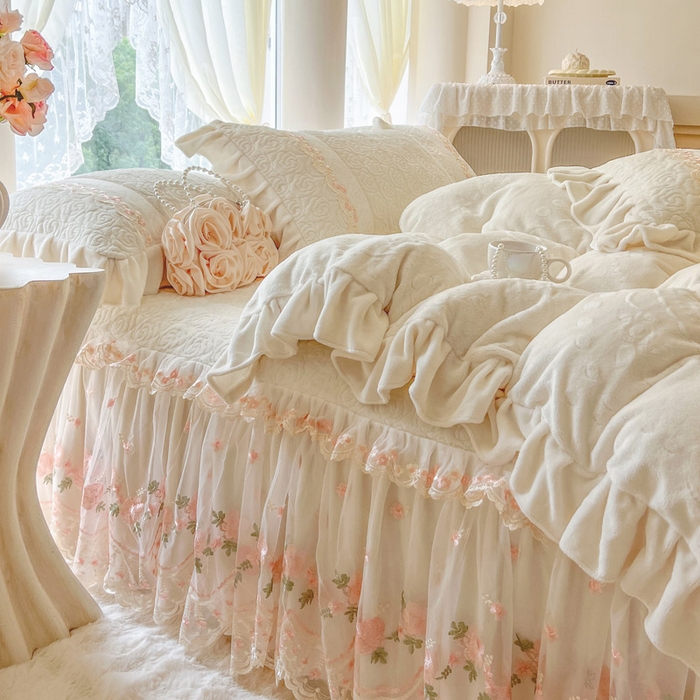 91家纺网 家纺一手货源 找家纺 瑞宝 2025新款雕花牛奶绒夹棉床裙四件套-花有约 花有约-奶油白