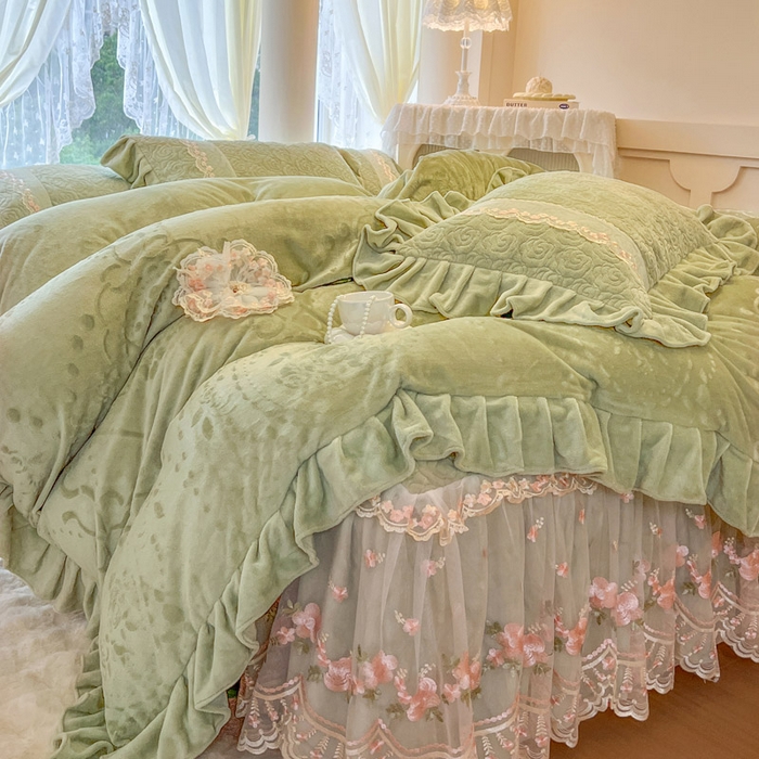 91家纺网 家纺一手货源 找家纺 瑞宝 2025新款雕花牛奶绒夹棉床裙四件套-花有约 花有约-青柠绿