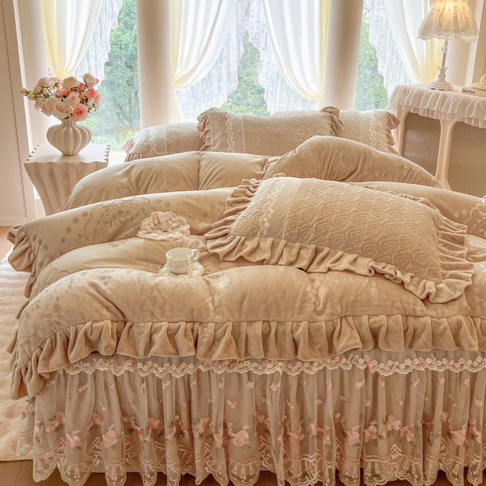 91家纺网 家纺一手货源 找家纺 瑞宝 2025新款雕花牛奶绒夹棉床裙四件套-花有约 花有约-卡其