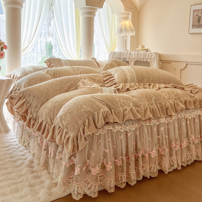 91家纺网 家纺一手货源 找家纺 瑞宝 2025新款雕花牛奶绒夹棉床裙四件套-花有约 花有约-卡其